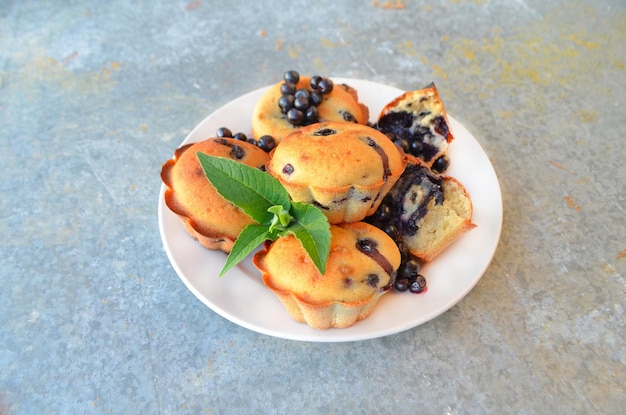 Muffins aux bleuets faits maison sur un fond métallique