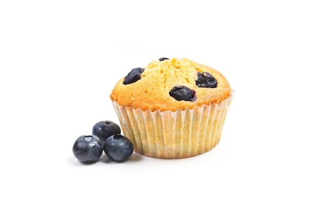 Muffins aux bleuets sur fond blanc