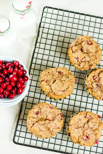 Muffins aux canneberges faits maison cuits au four pour le petit-déjeuner de Noël.