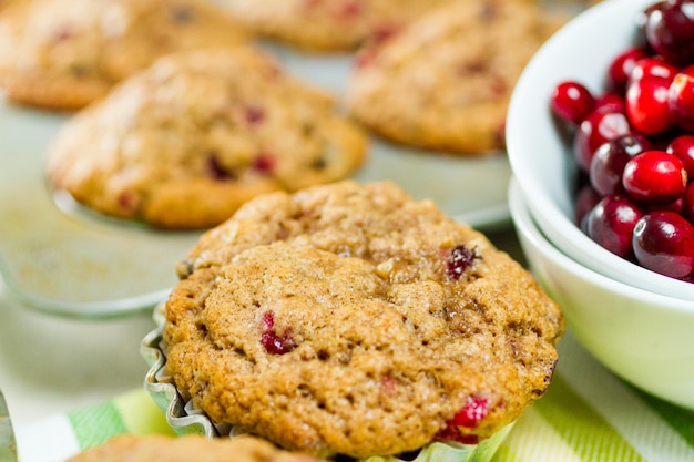 Muffins aux canneberges faits maison cuits au four pour le petit-déjeuner de Noël.