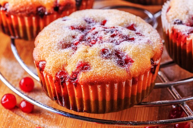 Muffins aux canneberges sur un fond en bois.