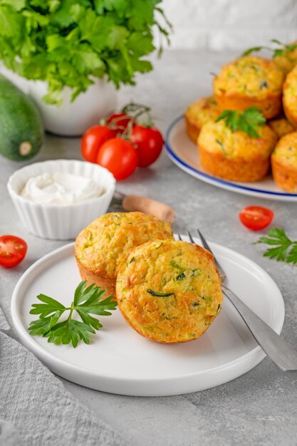 Muffins aux courgettes avec fromage, ail et herbes sur une assiette Plat végétarien Copier l'espace