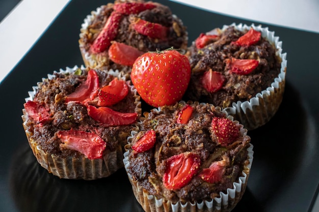 Muffins aux fraises et à la farine de noix au chocolat pour le régime Keto Black Plate Closeup