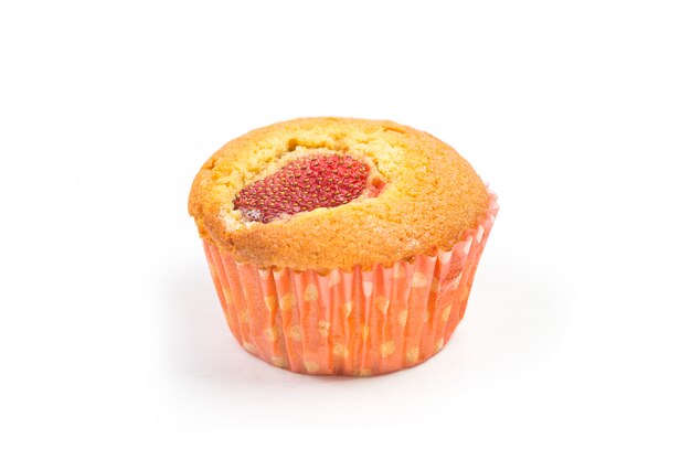 Muffins aux fraises sur fond blanc