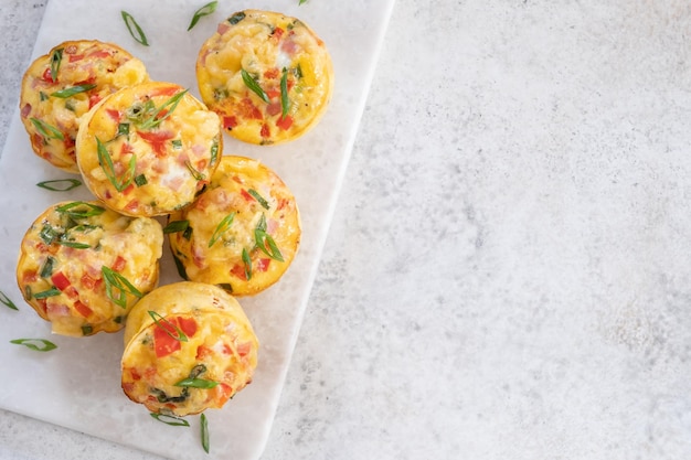 Muffins aux oeufs avec jambon fromage et légumes