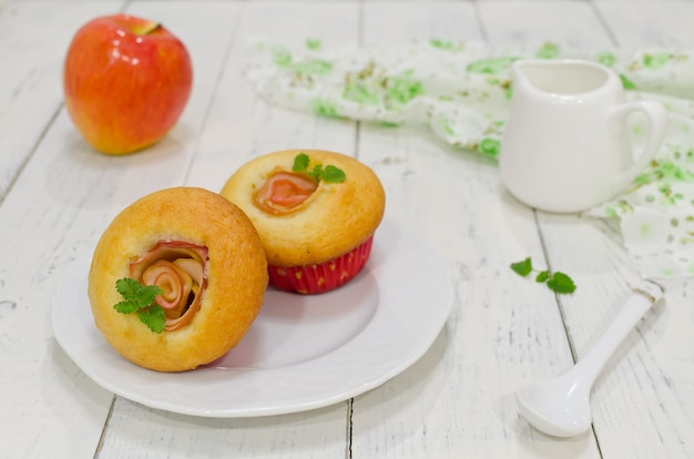 Muffins aux pommes et pommes fraîches