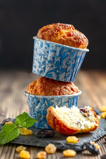 Muffins aux raisins secs foncés et clairs