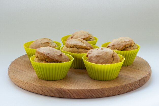 Muffins à la banane sur une planche de bois, lumière naturelle