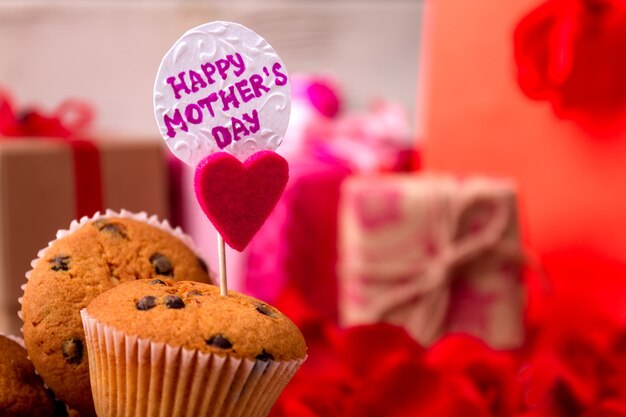 Photo muffins avec carte de fête des mères coffrets cadeaux carte et cupcakes variété de cadeaux pour maman
