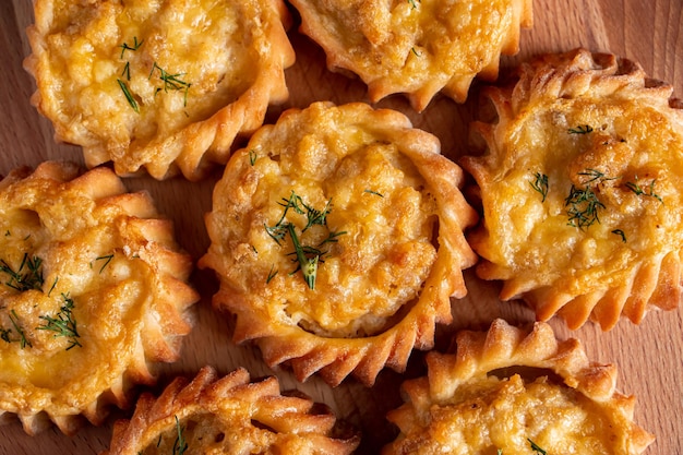 Muffins chauds savoureux avec légumes et fromage sur planche de bois Recette de plat de saison d'automne Délicieux gâteaux faits maison pour une alimentation saine