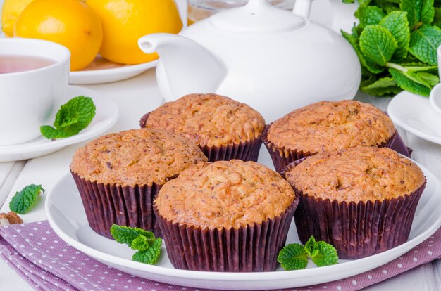 Muffins à la citrouille, aux noix, au chocolat noir et au son de blé. Dessert santé et diététique.