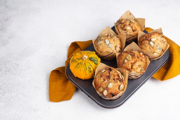 muffins à la citrouille dans un plat allant au four, espace blanc