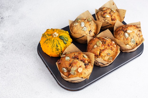 Muffins à la citrouille dans un plat allant au four, vue du dessus