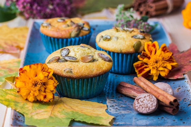 Photo muffins à la citrouille faits maison sur la table en bois