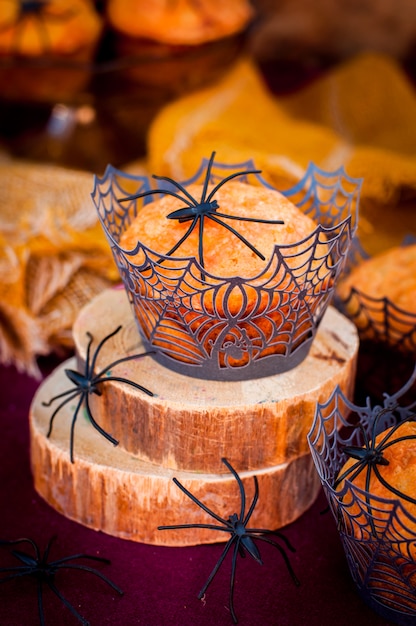 Muffins à la citrouille d'Halloween décorés d'araignées et de toile d'araignée