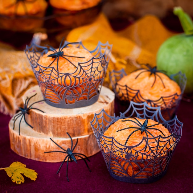 Muffins à la citrouille d'Halloween décorés d'araignées et de toile d'araignée