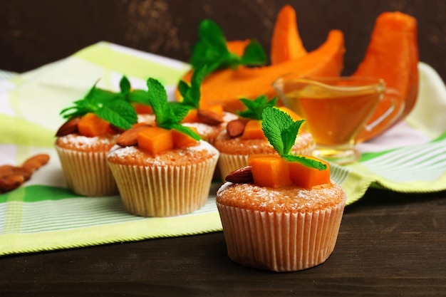 Muffins à la citrouille savoureux sur table en bois