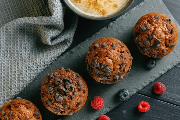 Muffins cupcakes au chocolat avec cappuccino et baies