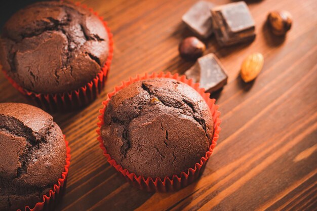 Muffins ou cupcakes au chocolat faits maison sur une planche de bois