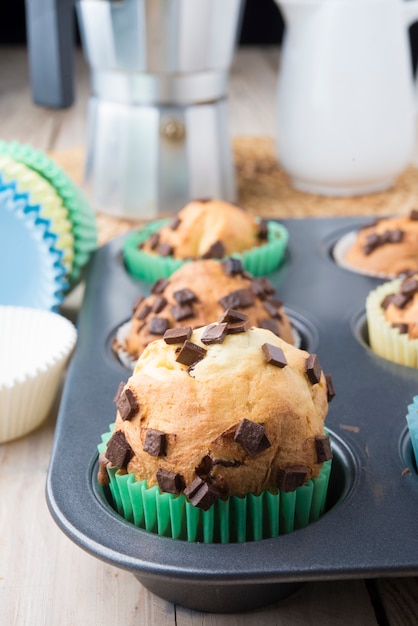 Muffins dans un plat allant au four