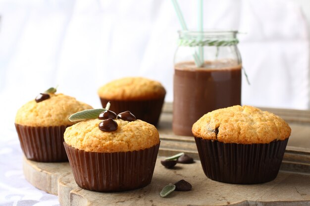 Muffins délicieux sans gluten faits maison avec des gouttes de chocolat sur une planche à découper en bois