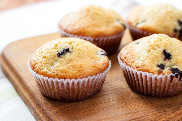 Muffins faits maison aux bleuets sur une planche de bois