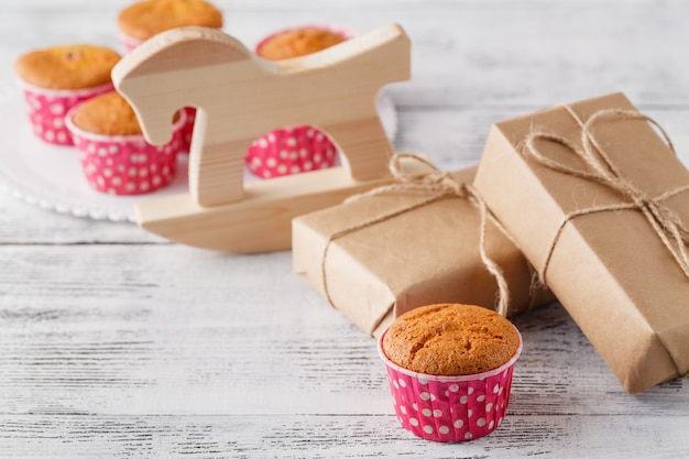 Photo muffins faits maison contre coffret avec cheval jouet