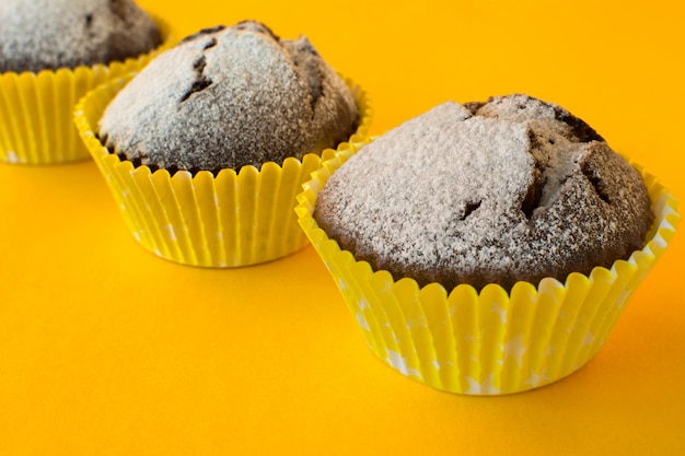 Muffins sur fond jaune