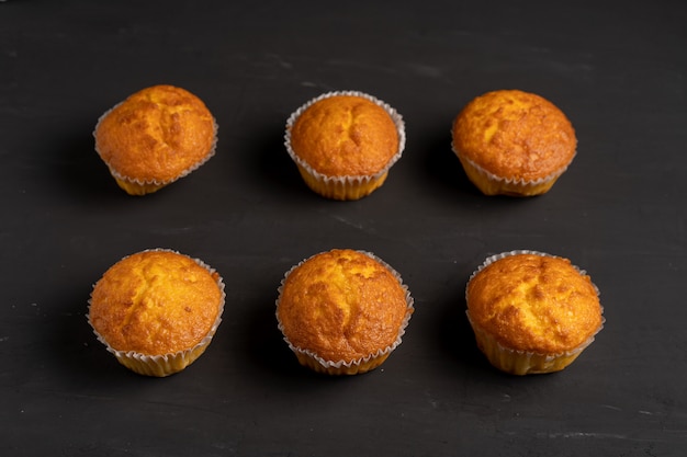 muffins sur fond noir