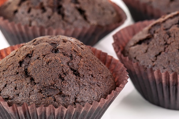 Muffins frais cuits au four sur fond blanc