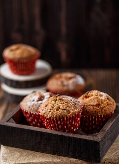 Muffins frais faits maison avec des raisins secs