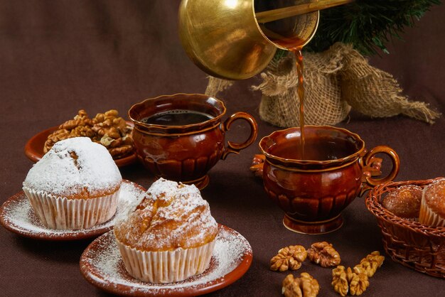 Muffins frais sur une table marron avec une tasse de café et une cafetière