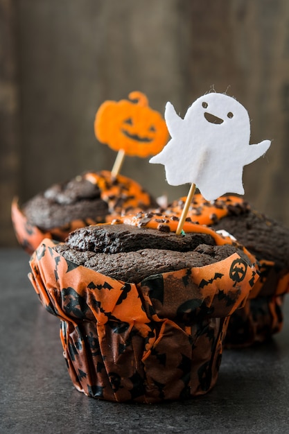 Photo muffins d'halloween sur une table en bois