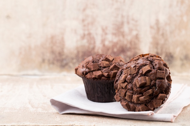 Muffins maison au chocolat, fond vintage.