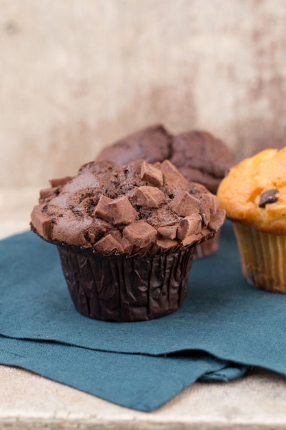 Muffins maison au chocolat, vintage.