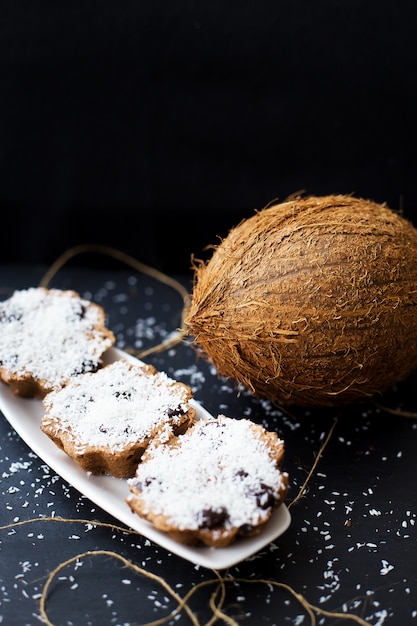 Photo muffins à la noix de coco sur fond noir