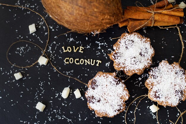 Photo muffins à la noix de coco sur fond noir