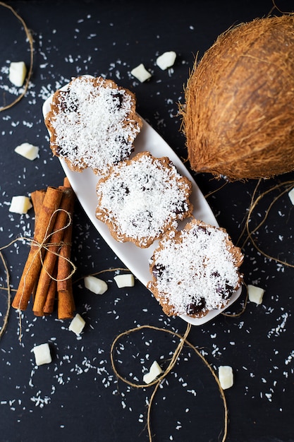 Muffins à la noix de coco sur fond noir