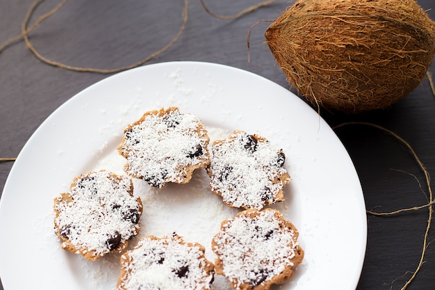 Muffins à la noix de coco sur une surface noire