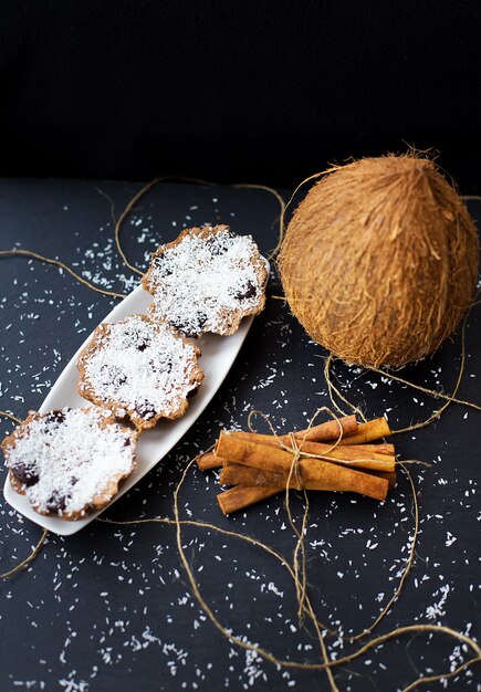 Muffins à la noix de coco sur table