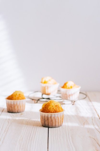 Muffins orange faits maison sur un support en métal