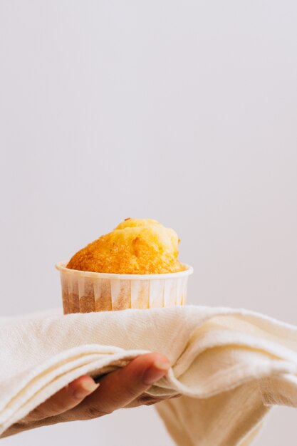 Muffins orange en serviette blanche