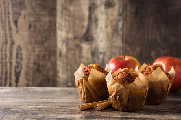 Muffins pommes et cannelle sur table en bois. Espace de copie