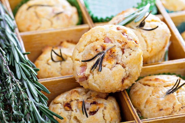 Muffins salés aux herbes tomates et jambon