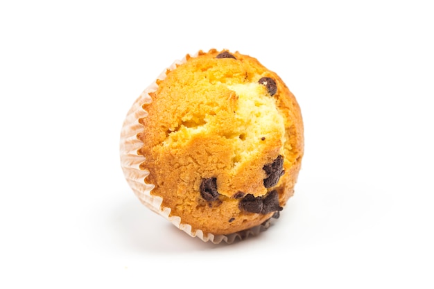 Les muffins savoureux au chocolat isolés sur fond blanc.