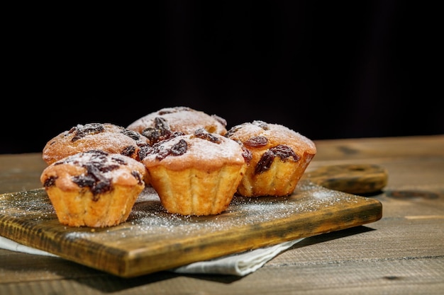 Muffins sucrés aux raisins secs sur le tableau Espace de copie Le concept de desserts de pâtisseries alimentaires