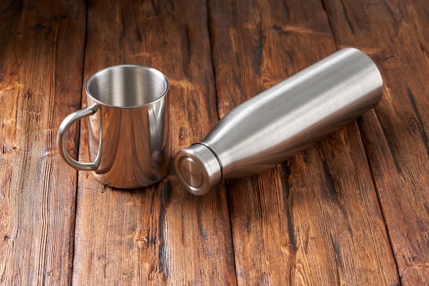 Mug en acier inoxydable sur une vieille table en bois