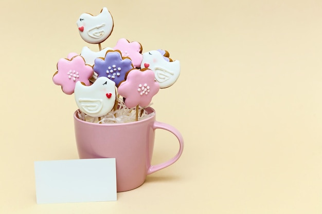 Mug avec biscuits sur fond beige