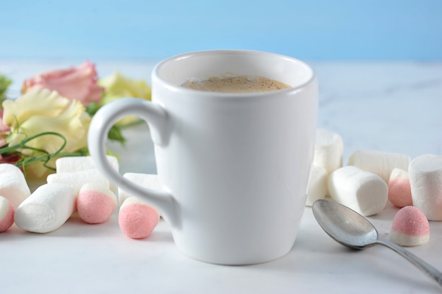 Mug Blanc Avec Fleurs Et Guimauve