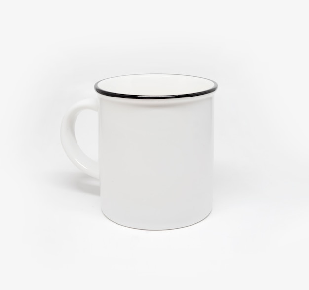 Mug blanc isolé sur blanc